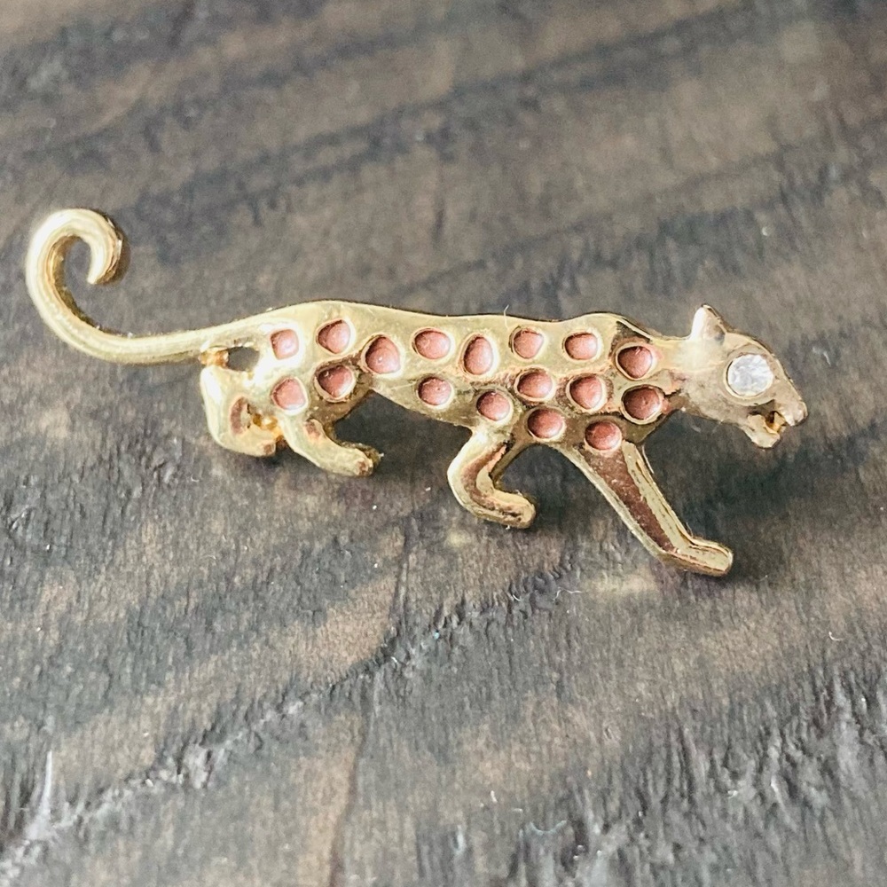 Vintage Avon African animal brown enamel leopard pin with crystal eye.